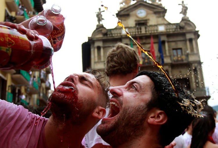 As causas mais conhecidas do consumo do álcool são a euforia e relaxamento, seguidos da falta de coordenação motora e dificuldade de executar tarefas simples do dia a dia.